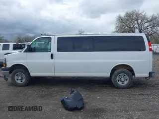 2018 Chevrolet Express Passenger LT z VIN 1GAZGPFG0J1329933, wystawiony jako IAAI lot #42116300 z przebiegiem 114 269 mil mil oraz . Historia ofert i sprzedaży dostępna na DreamBid. Obrazek 14.