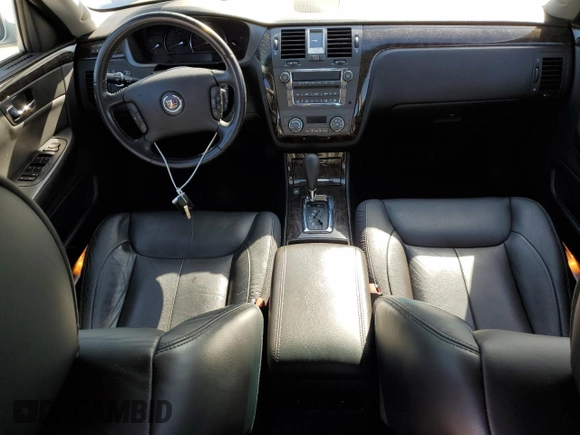 2010 Cadillac DTS 1SA z VIN 1G6KA5EY4AU126988, wystawiony jako Copart lot #49551415 z przebiegiem 114 768 mil mil oraz Czysty tytuł • Clean title. Historia ofert i sprzedaży dostępna na DreamBid. Obrazek 8.