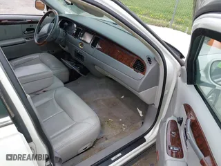 2000 Lincoln Town Car Cartier with VIN 1LNHM83W9YY815747, listed as a IAAI auction lot 42013300 with 171,972 mi miles. Bid and sale history available at carsss.com. Image 5.