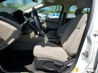 2018 Ford Focus SE z VIN 1FADP3F29JL295712, wystawiony jako Copart lot #53361485 z przebiegiem 55 857 mil mil oraz Szkody całkowita. Historia ofert i sprzedaży dostępna na DreamBid. Obrazek 7.