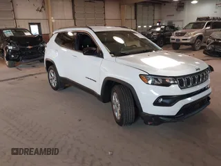 2025 Jeep Compass Latitude с VIN 3C4NJDBNXST535796, выставлен на аукционе IAAI как лот 41776776 с пробегом 1 037 миль миль и . История ставок и продаж доступна на DreamBid. Изображение 1.