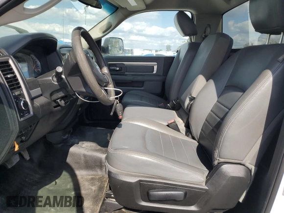 2020 Ram 1500 Tradesman z VIN 3C6JR6DT2LG164598, wystawiony jako Copart lot #53727815 z przebiegiem 141 335 mil mil oraz Czysty tytuł • Clean title. Historia ofert i sprzedaży dostępna na DreamBid. Obrazek 7.