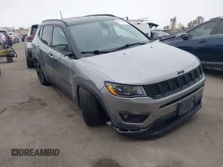 2019 Jeep Compass Latitude z VIN 3C4NJCBB7KT617761, wystawiony jako IAAI lot #42034947 z przebiegiem 114 839 mil mil oraz . Historia ofert i sprzedaży dostępna na DreamBid. Obrazek 1.