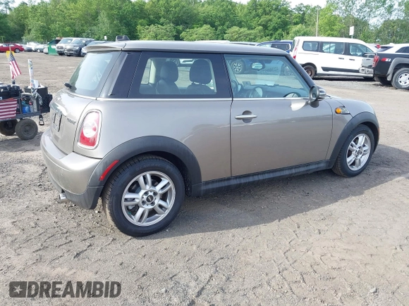 2013 MINI Hardtop z VIN WMWSU3C5XDT685745, wystawiony jako IAAI lot #42300577 z przebiegiem 112 804 mil mil oraz . Historia ofert i sprzedaży dostępna na DreamBid. Obrazek 4.