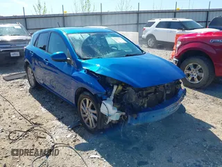 2012 Mazda 3 i Touring z VIN JM1BL1L7XC1653822, wystawiony jako IAAI lot #42092300 z przebiegiem 90 995 mil mil oraz . Historia ofert i sprzedaży dostępna na DreamBid. Obrazek 1.
