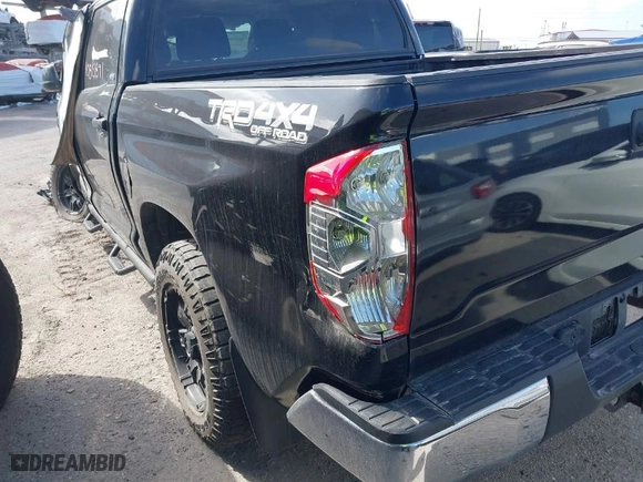 2018 Toyota Tundra 4WD SR5 with VIN 5TFDY5F12JX762827, listed as a IAAI auction lot 40815891 with 121,819 mi miles. Bid and sale history available at carsss.com. Image 17.