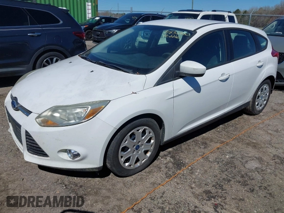 2012 Ford Focus SE z VIN 1FAHP3K25CL122733, wystawiony jako IAAI lot #41836880 z przebiegiem 125 439 mil mil oraz . Historia ofert i sprzedaży dostępna na DreamBid. Obrazek 2.