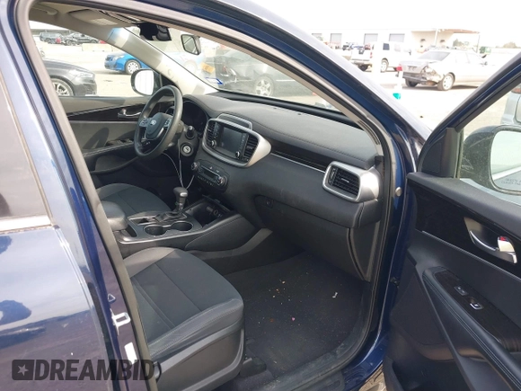 2019 Kia Sorento LX z VIN 5XYPG4A57KG477968, wystawiony jako IAAI lot #41886631 z przebiegiem 129 501 mil mil oraz . Historia ofert i sprzedaży dostępna na DreamBid. Obrazek 5.