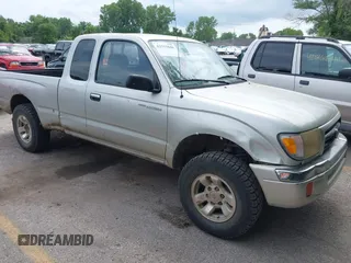 2000 Toyota Tacoma z VIN 4TAWM72N7YZ646025, wystawiony jako IAAI lot #42515848 z przebiegiem 156 551 mil mil oraz . Historia ofert i sprzedaży dostępna na DreamBid. Obrazek 1.
