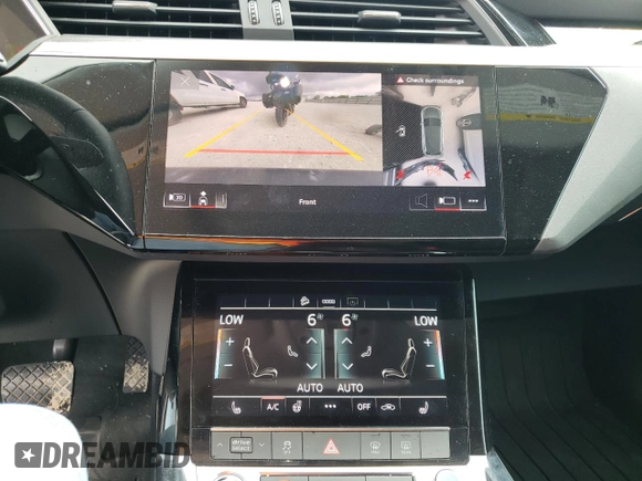 2021 Audi e-tron Premium z VIN WA1AAAGE4MB031782, wystawiony jako Copart lot #65578012 z przebiegiem 21 981 mil mil oraz . Historia ofert i sprzedaży dostępna na DreamBid. Obrazek 9.