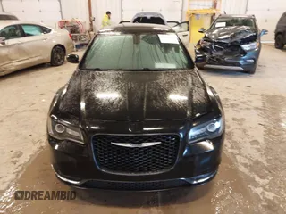 2016 Chrysler 300 S z VIN 2C3CCAGG7GH329401, wystawiony jako IAAI lot #41486084 z przebiegiem 163 942 mil mil oraz . Historia ofert i sprzedaży dostępna na DreamBid. Obrazek 12.