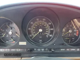 1987 Mercedes-Benz 560 SL z VIN WDBBA48D3HA066423, wystawiony jako Copart lot #57629115 z przebiegiem 75 756 mil mil oraz Tytuł czysty. Historia ofert i sprzedaży dostępna na DreamBid. Obrazek 9.