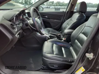 2014 Chevrolet Cruze 2LT z VIN 1G1PE5SB5E7120878, wystawiony jako Copart lot #58624755 z przebiegiem 121 644 mil mil oraz Szkoda całkowita • Salvage title. Historia ofert i sprzedaży dostępna na DreamBid. Obrazek 7.