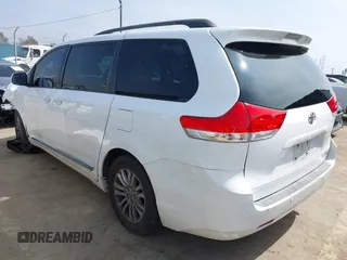 2014 Toyota Sienna XLE z VIN 5TDYK3DC7ES461445, wystawiony jako IAAI lot #42003360 z przebiegiem 153 404 mil mil oraz . Historia ofert i sprzedaży dostępna na DreamBid. Obrazek 3.