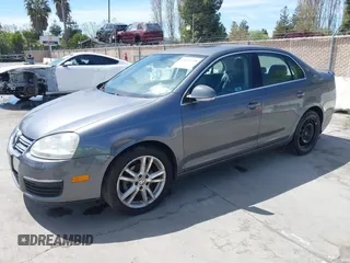 2005 Volkswagen Jetta z VIN 3VWDG71K15M638359, wystawiony jako IAAI lot #42029739 z przebiegiem 95 850 mil mil oraz . Historia ofert i sprzedaży dostępna na DreamBid. Obrazek 2.
