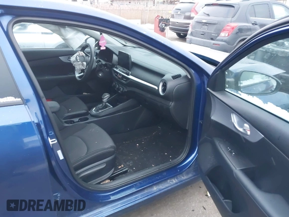 2024 Kia Forte LXS z VIN 3KPF24AD9RE822457, wystawiony jako IAAI lot #41235294 z przebiegiem 5 612 mil mil oraz . Historia ofert i sprzedaży dostępna na DreamBid. Obrazek 5.