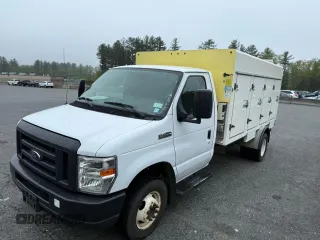 2019 Ford Econoline Commercial z VIN 1FDXE4FS8KDC19277, wystawiony jako Copart lot #56847115 z przebiegiem 142 505 mil mil oraz Tytuł czysty. Historia ofert i sprzedaży dostępna na DreamBid. Obrazek 2.