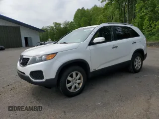 2012 Kia Sorento LX z VIN 5XYKTDA21CG287161, wystawiony jako Copart lot #56831055 z przebiegiem 181 735 mil mil oraz Szkoda całkowita • Salvage title. Historia ofert i sprzedaży dostępna na DreamBid. Obrazek 1.