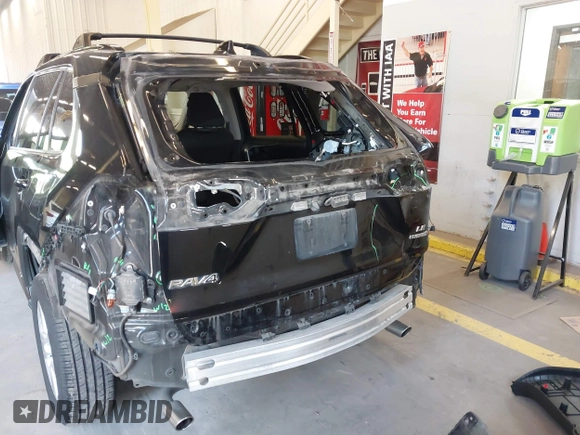 2021 Toyota RAV4 Hybrid LE z VIN 2T3M6RFV8MW011627, wystawiony jako IAAI lot #42223959 z przebiegiem 99 776 mil mil oraz . Historia ofert i sprzedaży dostępna na DreamBid. Obrazek 18.