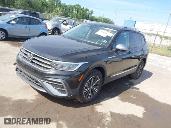 2024 Volkswagen Tiguan Wolfsburg Edition z VIN 3VV6B7AX1RM215178, wystawiony jako IAAI lot #42080886 z przebiegiem 6 914 mil mil oraz . Historia ofert i sprzedaży dostępna na DreamBid. Obrazek 17.