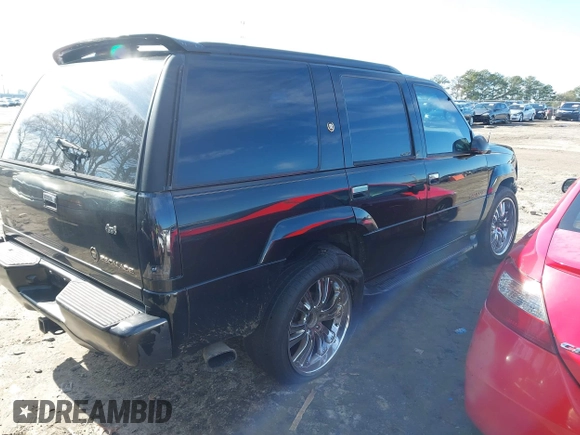 1999 Cadillac Escalade z VIN 1GYEK13R4XR411823, wystawiony jako IAAI lot #41221246 z przebiegiem 184 123 mil mil oraz . Historia ofert i sprzedaży dostępna na DreamBid. Obrazek 4.
