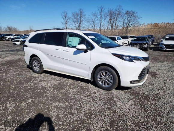 2024 Toyota Sienna LE with VIN 5TDBSKFC9RS138713, listed as a Copart auction lot 43769795 with 10 mi miles and Salvage Title. Bid and sale history available at carsss.com. Image 3.
