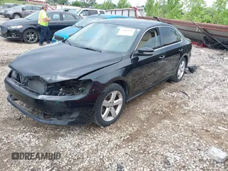 2013 Volkswagen Passat SE z VIN 1VWBN7A34DC109784, wystawiony jako IAAI lot #42302931 z przebiegiem 137 009 mil mil oraz . Historia ofert i sprzedaży dostępna na DreamBid. Obrazek 2.