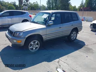 2000 Toyota RAV4 z VIN JT3GP10V5Y7065431, wystawiony jako IAAI lot #42639523 z przebiegiem 262 038 mil mil oraz . Historia ofert i sprzedaży dostępna na DreamBid. Obrazek 2.
