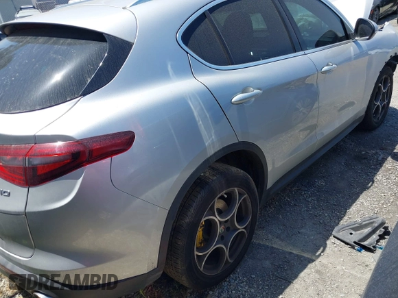 2018 Alfa Romeo Stelvio z VIN ZASFAKAN1J7B89142, wystawiony jako IAAI lot #42192248 z przebiegiem Nie podano mil oraz . Historia ofert i sprzedaży dostępna na DreamBid. Obrazek 4.