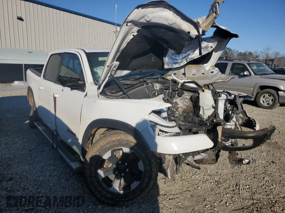 2019 Ram 1500 Rebel z VIN 1C6SRFLT8KN780527, wystawiony jako Copart lot #47611955 z przebiegiem Nie podano mil oraz Szkoda całkowita • Salvage title. Historia ofert i sprzedaży dostępna na DreamBid. Obrazek 4.