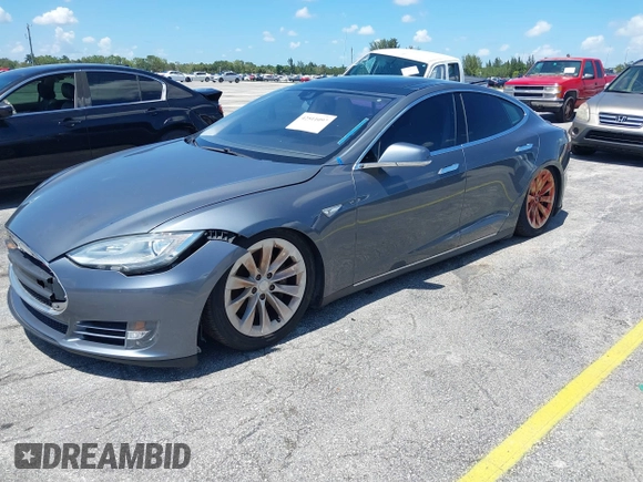 2013 Tesla Model S Performance z VIN 5YJSA1DP9DFP06121, wystawiony jako IAAI lot #42511097 z przebiegiem 100 990 mil mil oraz . Historia ofert i sprzedaży dostępna na DreamBid. Obrazek 20.