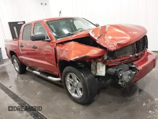 2008 Dodge Dakota SLT z VIN 1D7HW48N88S550237, wystawiony jako IAAI lot #41667193 z przebiegiem 112 997 mil mil oraz . Historia ofert i sprzedaży dostępna na DreamBid. Obrazek 1.
