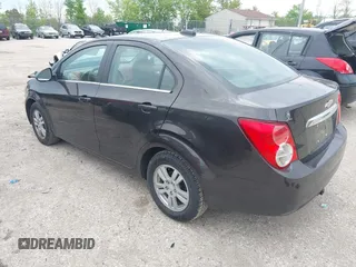 2015 Chevrolet Sonic LT z VIN 1G1JC5SH5F4158047, wystawiony jako IAAI lot #42387058 z przebiegiem 106 997 mil mil oraz . Historia ofert i sprzedaży dostępna na DreamBid. Obrazek 3.