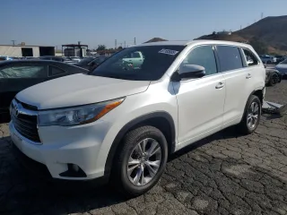 2015 Toyota Highlander XLE z VIN 5TDKKRFH0FS070365, wystawiony jako Copart lot #57183005 z przebiegiem 151 451 mil mil oraz Szkoda całkowita • Salvage title. Historia ofert i sprzedaży dostępna na DreamBid. Obrazek 1.