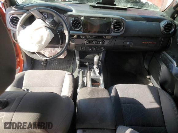2018 Toyota Tacoma SR5 z VIN 5TFAZ5CN8JX055321, wystawiony jako Copart lot #60101445 z przebiegiem 111 153 mil mil oraz Szkoda całkowita • Salvage title. Historia ofert i sprzedaży dostępna na DreamBid. Obrazek 8.