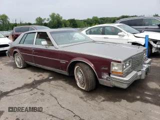 1983 Cadillac Seville z VIN 1G6AS6983DE800569, wystawiony jako Copart lot #62057784 z przebiegiem 50 322 mil mil oraz Tytuł czysty. Historia ofert i sprzedaży dostępna na DreamBid. Obrazek 4.