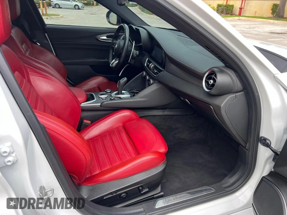 2022 Alfa Romeo Giulia Veloce z VIN ZARFANBN3N7653990, wystawiony jako Copart lot #47419695 z przebiegiem 35 225 mil mil oraz Tytuł czysty. Historia ofert i sprzedaży dostępna na DreamBid. Obrazek 5.