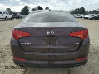 2013 Kia Optima LX z VIN 5XXGM4A7XDG129700, wystawiony jako Copart lot #47581035 z przebiegiem 121 247 mil mil oraz Szkody całkowita. Historia ofert i sprzedaży dostępna na DreamBid. Obrazek 6.