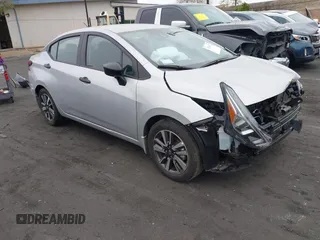 2024 Nissan Versa S z VIN 3N1CN8DV4RL865799, wystawiony jako IAAI lot #42044021 z przebiegiem 13 282 mil mil oraz . Historia ofert i sprzedaży dostępna na DreamBid. Obrazek 1.