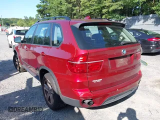 2013 BMW X5 xDrive35i z VIN 5UXZV4C50D0E14524, wystawiony jako IAAI lot #40151434 z przebiegiem 92 871 mil mil oraz . Historia ofert i sprzedaży dostępna na DreamBid. Obrazek 3.