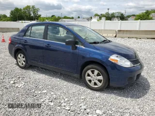 2009 Nissan Versa S z VIN 3N1BC11E89L361883, wystawiony jako Copart lot #57121985 z przebiegiem 204 638 mil mil oraz Czysty tytuł • Clean title. Historia ofert i sprzedaży dostępna na DreamBid. Obrazek 4.