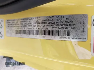 2012 Volkswagen Beetle 2.5L PZEV z VIN 3VWJP7AT7CM606721, wystawiony jako IAAI lot #42211987 z przebiegiem 103 861 mil mil oraz . Historia ofert i sprzedaży dostępna na DreamBid. Obrazek 9.