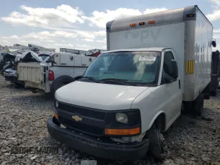 2012 Chevrolet Express Commercial Work Van z VIN 1GB0G2CA0C1166551, wystawiony jako Copart lot #52700645 z przebiegiem Nie podano mil oraz Szkoda całkowita • Salvage title. Historia ofert i sprzedaży dostępna na DreamBid. Obrazek 1.