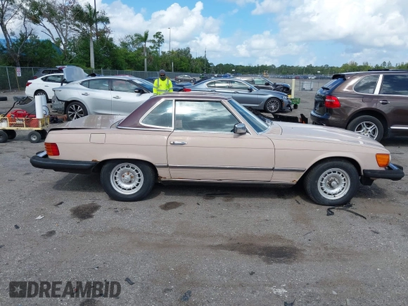 1983 Mercedes-Benz 380 SL z VIN WDBBA45A1DB020815, wystawiony jako IAAI lot #42548157 z przebiegiem 104 615 mil mil oraz . Historia ofert i sprzedaży dostępna na DreamBid. Obrazek 13.