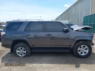 2018 Toyota 4Runner SR5 z VIN JTEBU5JR6J5603977, wystawiony jako IAAI lot #42081399 z przebiegiem 101 666 mil mil oraz . Historia ofert i sprzedaży dostępna na DreamBid. Obrazek 14.