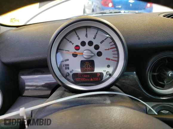 2008 MINI Hardtop S z VIN WMWMF735X8TV34162, wystawiony jako Copart lot #66290635 z przebiegiem 107 980 mil mil oraz Czysty tytuł • Clean title. Historia ofert i sprzedaży dostępna na DreamBid. Obrazek 9.