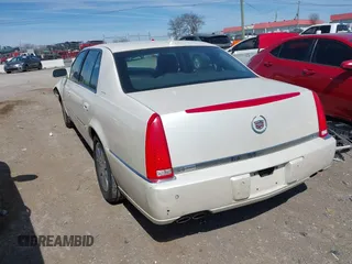 2010 Cadillac DTS 1SC z VIN 1G6KD5EY9AU107375, wystawiony jako IAAI lot #41853317 z przebiegiem 170 158 mil mil oraz . Historia ofert i sprzedaży dostępna na DreamBid. Obrazek 3.