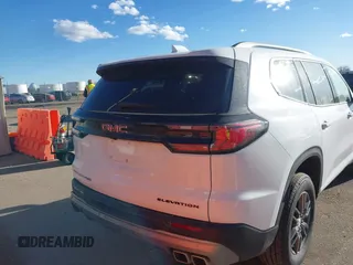 2025 GMC Acadia AWD Elevation z VIN 1GKENNRS5SJ153094, wystawiony jako IAAI lot #41535308 z przebiegiem 925 mil mil oraz . Historia ofert i sprzedaży dostępna na DreamBid. Obrazek 16.