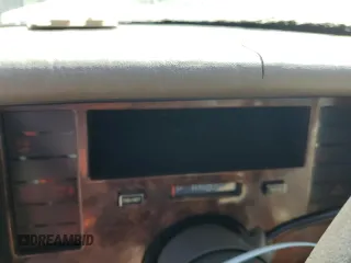 1995 Cadillac Fleetwood z VIN 1G6DW52P3SR704864, wystawiony jako Copart lot #46631025 z przebiegiem Nie podano mil oraz Tytuł czysty. Historia ofert i sprzedaży dostępna na DreamBid. Obrazek 9.