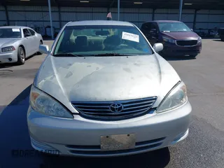 2004 Toyota Camry LE with VIN 4T1BE32K04U319290, listed as a IAAI auction lot 42019125 with 304,666 mi miles. Bid and sale history available at carsss.com. Image 6.